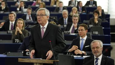 americateve | El presidente de la Comisi&oacute;n Europea, Jean-Claude Juncker, durante un discurso sobre un paquete de crecimiento, empleo e inversi&oacute;n para Europa, el 26 de noviembre de 2014 en el parlamento europeo en Estrasburgo, Francia. (Foto AP/Christian L