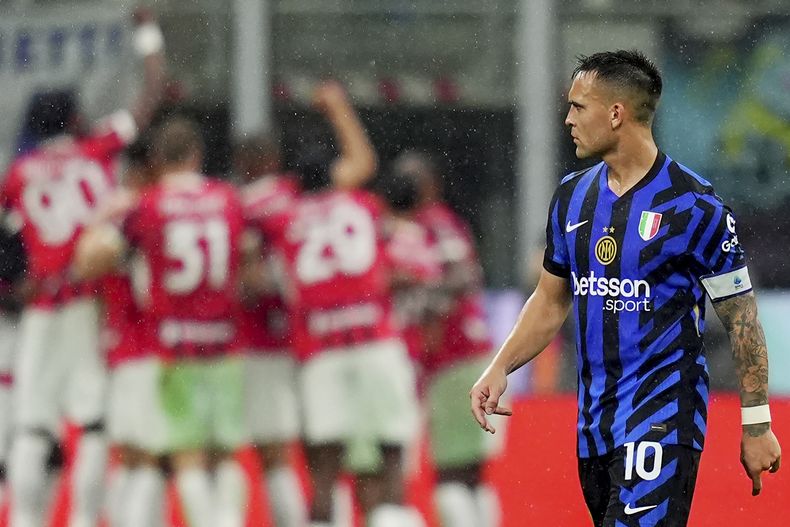 El delantero argentino Lautaro Martínez del Inter de Milán abandona la cancha tras la derrota ante el Milan en la semifinal de la Copa Italia, el miércoles 23 de abril de 2025. (Spada/LaPresse via AP)