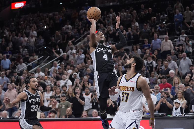 Devonte Graham, base de los Spurs de San Antonio, logra el enceste del triunfo sobre los Nuggets de Denver, el viernes 12 de abril de 2024 (AP Foto/Eric Gay)
