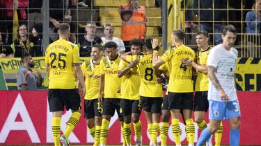 Con nueva imagen, Dortmund inicia campaña goleando