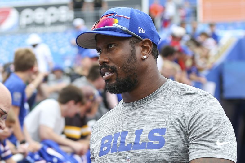 ARCHIVO - Foto del 12 de agosto del 2023, el linebacker de los Bills de Búfalo Von Miller camina al capo antes de un encuentro de pretemporada ante los Colts de Indianápolis. El martes 29 de agosto del 2023 los Bills colocan a Von Miller en la lista de no aptos para jugar y se perderá al menos los primeros cuatro encuentros de la temporada. (AP Foto/Gary McCullough, File)