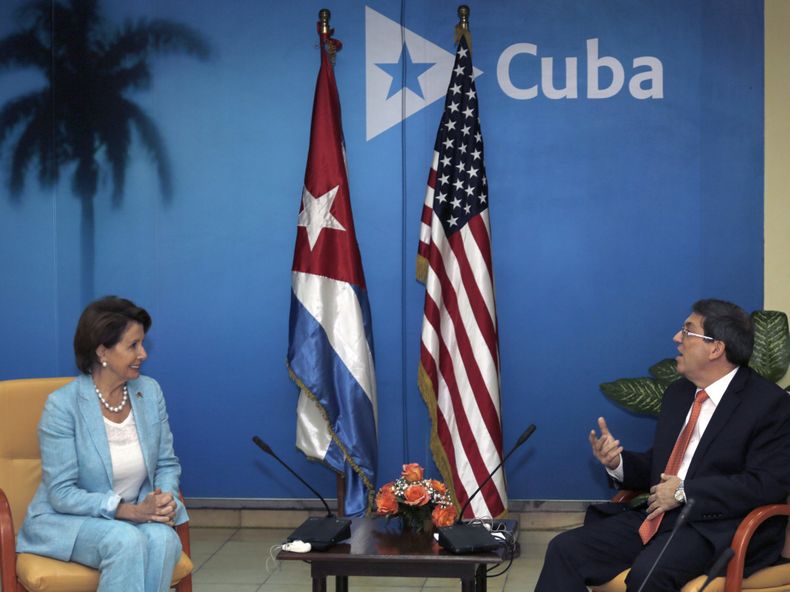 Nancy Pelosi, líder de la minoría demócrata de la Cámara de Representantes de Estados Unidos, junto al canciller cubano, Bruno Rodríguez, &nbsp;en La Habana.