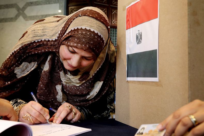 Una mujer egipcia se registra en una estaci&oacute;n electoral en Riad, Arabia Saud&iacute;, el jueves 15 de mayo de 2014, para poder votar en la elecci&oacute;n presidencial de Egipto. (Foto AP/Ahmed Yousri)
