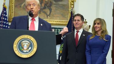 Michael Dell y su esposa Susan escuchan al presidente de EEUU, Donald Trump, durante un evento sobre las Cuentas Trump para niños en la Sala Roosevelt de la Casa Blanca, en Washington, el martes 2 de diciembre de 2025. (AP Foto/Evan Vucci)