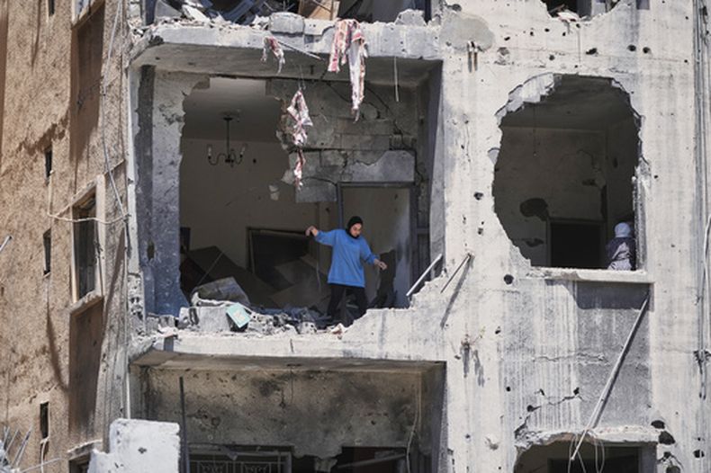 Una mujer camina en su apartamento dañado por ataques israelíes en la ciudad sureña de Tiro, Líbano, el jueves 18 de junio de 2026. (AP Foto/Hassan Ammar)