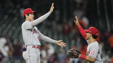 Suzuki y Marsh ayudan a Angelinos en triunfo sobre Astros