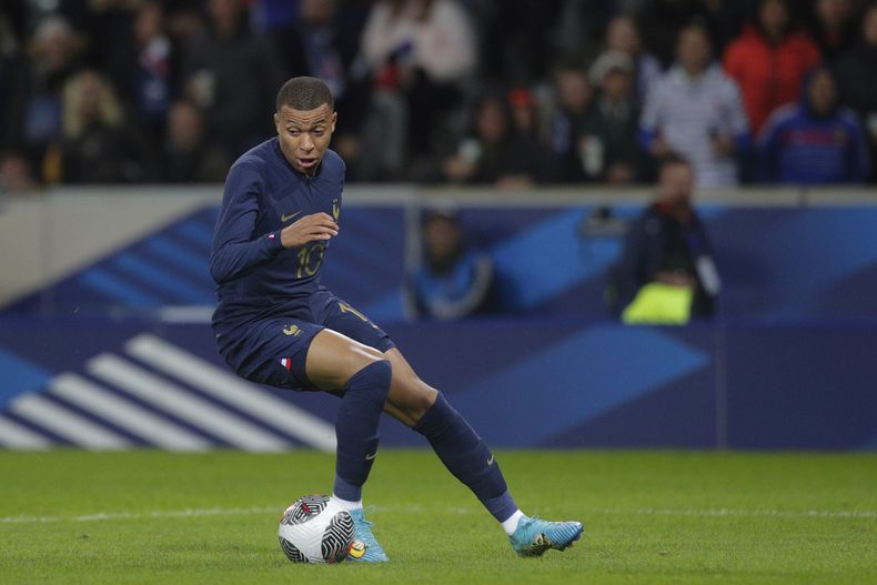 Kylian Mbappé, de la selección de Francia, controla el balón durante un partido amistoso ante Escocia, el martes 17 de octubre de 2023 (AP Foto/Michel Spingler)