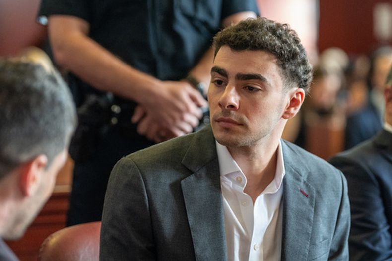 Luigi Mangione en el tribunal en Nueva Yortk el 11 de agosto del 2026. (David Dee Delgado/Pool Photo via AP)