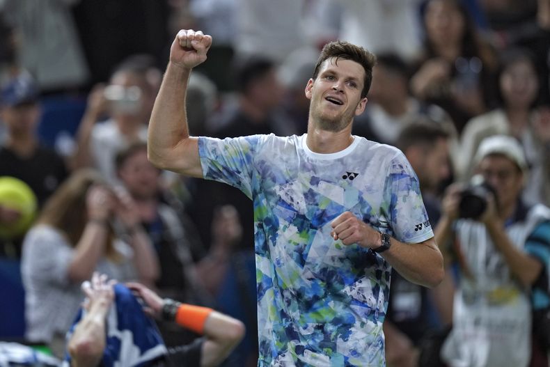 El polaco Hubert Hurkacz celebra tras vencer al ruso Andrey Rublev en la final del Masters de Shanghai el domingo 15 de octubre del 2023. (AP Foto/Andy Wong)