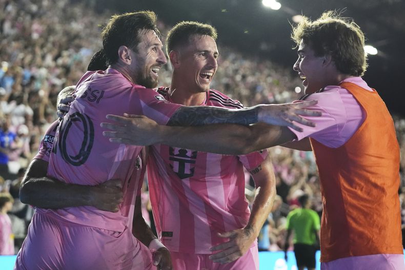 El argentino Lionel Messi (izquierda) festeja con sus compañeros tras un gol del Inter Miami en la semifinal de la Leagues Cup ante Orlando City, el miércoles 27 de agosto de 2025 (AP Foto/Lynne Sladky)