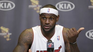 americateve | El jugador del Heat de Miami, LeBron James, gesticula en una conferencia de prensa el lunes, 30 de septiembre de 2013, en Miami. (AP Photo/Wilfredo Lee)