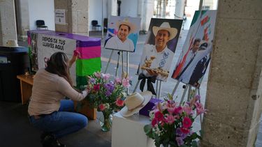 Se levanta un monumento en honor al alcalde asesinado Carlos Manzo Rodríguez en Uruapan, México, el viernes 21 de noviembre de 2025, mientras los fiscales del estado de Michoacán detienen a los sospechosos de su asesinato. (Foto AP/Eduardo Verdugo)