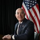 El secretario de Seguridad Nacional saliente Alejandro Mayorkas durante una entrevista el viernes 10 de enero de 2025, en Washington. (AP Foto/John McDonnell)