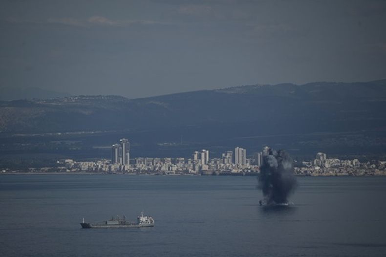 Un proyectil explota en el agua mientras Israel activar la alerta en todo el país tras sus ataques a Irán, en la bahía de Haifa, en el norte de Israel, el sábado 28 de febrero de 2026. (AP Foto/Leo Correa)