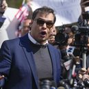 ARCHIVO - El representante George Santos habla con los reporteros mientras sale de un tribunal federal de Nueva York, el miércoles 10 de mayo de 2023. (AP Foto/Seth Wenig, Archivo)