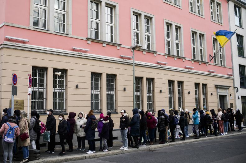 En esta imagen, ciudadanos ucranianos, en su mayoría refugiados que huyeron de la guerra, esperan ante el departamento consular de la embajada ucraniana en Berlín, Alemania, el 1 de abril de 2022. (AP Foto/Markus Schreiber, archivo)