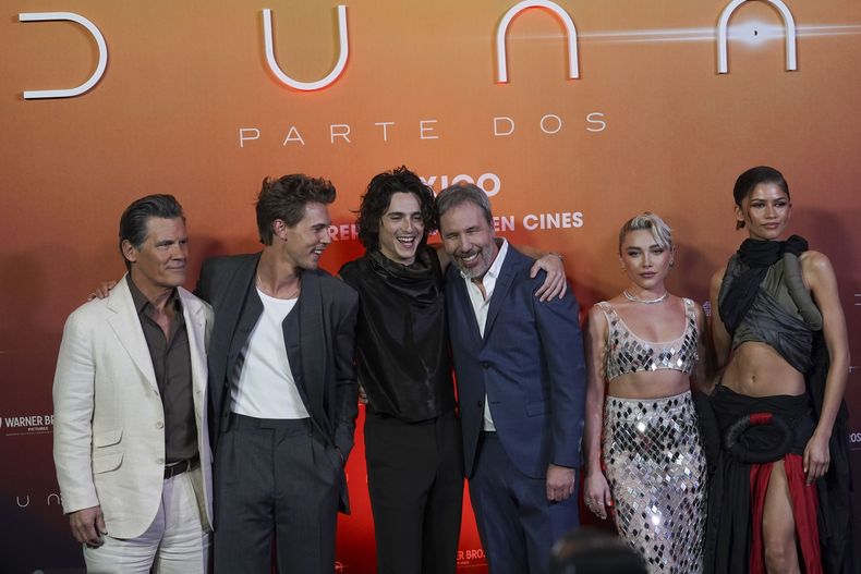 Los actores Josh Brolin, de izquierda a derecha, Austin Butler, Timothee Chalamet, Florence Pugh y Zendaya posan con el director Denis Villeneuve, centro, en una sesión fotográfica para promover la película Dune: Part Two en la Ciudad de México el lunes 5 de febrero de 2024. (Foto AP/Marco Ugarte)