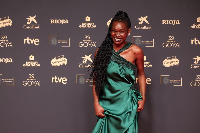 Edith Martinez Val llega a la 39ª edición de los Premios Goya en Granada, España, el sábado 8 de febrero de 2025, en Granada. (Foto AP/Fermin Rodriguez)