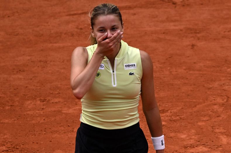 Maja Chwalinska tras vencer a Anna Kalinskaya en los cuartos de final de Roland Garros, el miércoles 3 de junio de 2026, en París. (AP Foto/Emma Da Silva)