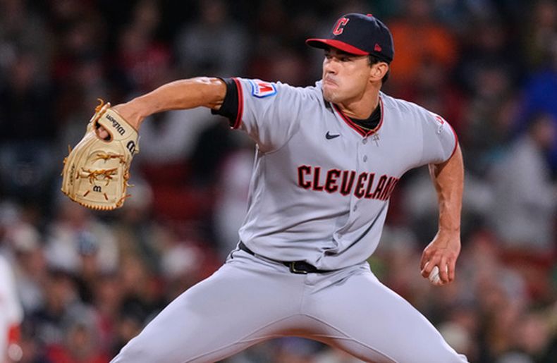 El lanzador Joey Cantillo, de los Guardianes de Cleveland, realiza un lanzamiento durante la segunda entrada de un partido de béisbol contra los Medias Rojas de Boston, el 24 de septiembre de 2026, en Boston. (Foto AP/Charles Krupa)