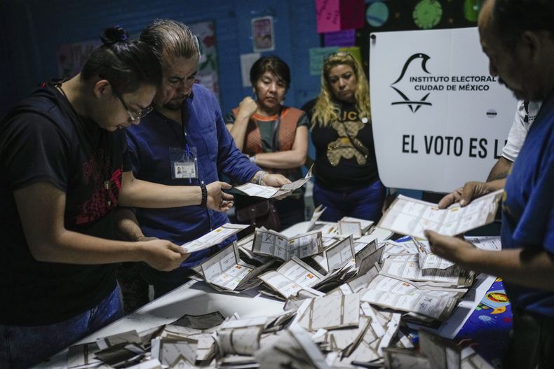 Funcionarios electorales y observadores cuentan votos tras el cierre de urnas en las elecciones generales en Ciudad de México, el domingo 2 de junio de 2024. El instituto electoral de Jalisco, en México, denunció haber recibido el viernes 7 de junio de 2024 “una amenaza explícita de muerte” en contra de su presidenta Paula Ramírez Hohne. (AP Foto/Matías Delacroix)