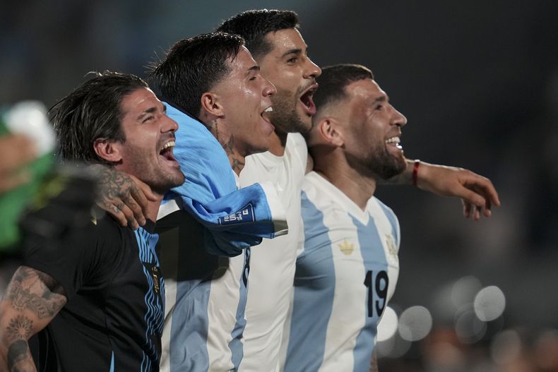 Los jugadores de Argentina festejan la victoria 1-0 ante Uruguay en las eliminatorias del Mundial 2026, el 21 de marzo de 2025, en Montevideo. (AP Foto/Matilde Campodónico)