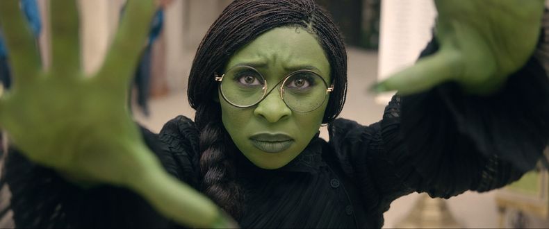 Esta imagen proporcionada por Universal Pictures muestra a Cynthia Erivo en una escena de la película Wicked. (Universal Pictures vía AP)