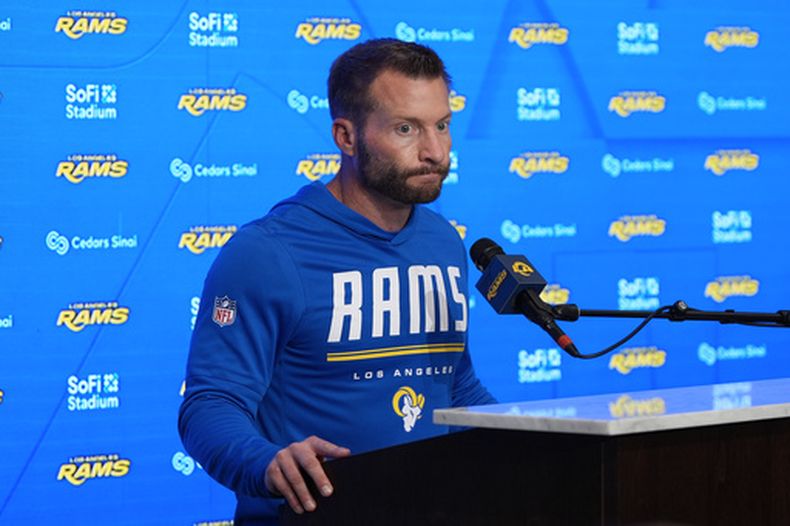 El entrenador en jefe de los Rams de Los Ángeles, Sean McVay, habla en una conferencia de prensa después de un partido de fútbol americano de la NFL contra los Cardinals de Arizona en Inglewood, California, el domingo 18 de octubre de 2026. (Foto AP/Gregory Bull)