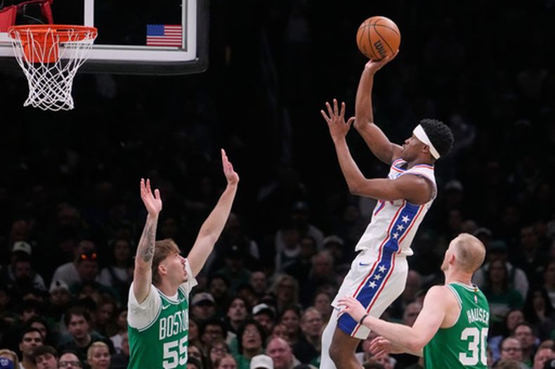 Vj Edgecombe de los 76ers de Filadelfia dispara al aro ante los Celtics de Boston en el segundo juego de la serie de los playoffs de la NBA, el martes 21 de abril de 2026, en Boston. (AP Foto/Charles Krupa)