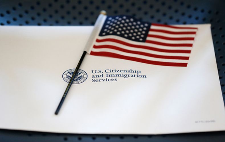 ARCHIVO - Un paquete de información y una bandera estadounidense se ven en una silla en la oficina de los Servicios de Inmigración y Ciudadanía en Miami, el 17 de agosto de 2018 en Miami. (AP Foto/Wilfredo Lee, Archivo)