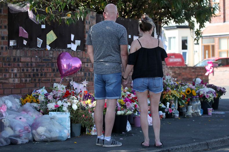Un lugar erigido en memoria a las víctimas de un ataque en una celebración con el tema de Taylor Swift, en Southport, Inglaterra, el 11 de agosto del 2024. (AP foto/Scott Heppell)