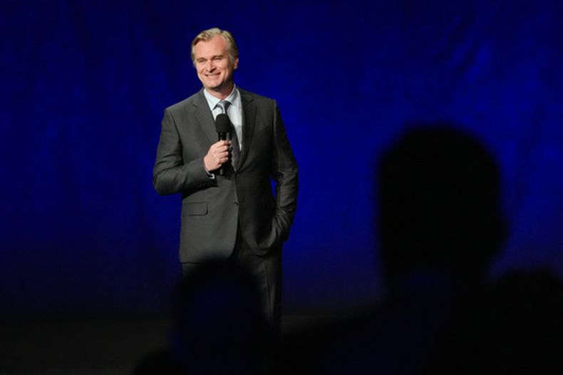 Christopher Nolan, director de la próxima película The Odyssey habla durante la presentación de Universal Pictures y Focus Features en CinemaCon el miércoles 15 de abril de 2026, en el Caesars Palace de Las Vegas. (Foto AP/Chris Pizzello)