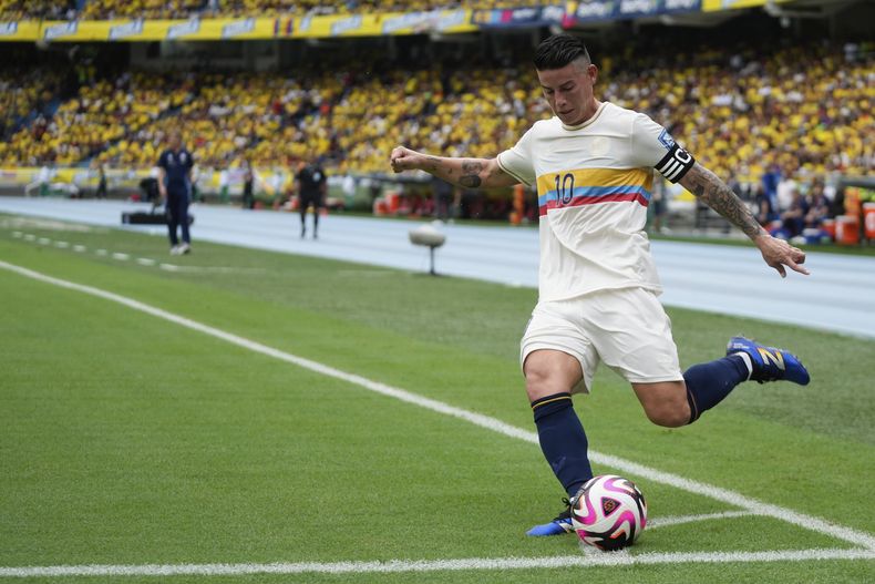 El mediocampista colombiano James Rodríguez ejecuta un tiro de esquina en el partido contra Chile por las eliminatorias del Mundial, el martes 15 de octubre de 2024, en Barranquilla, Colombia. (AP Foto/Fernando Vergara)