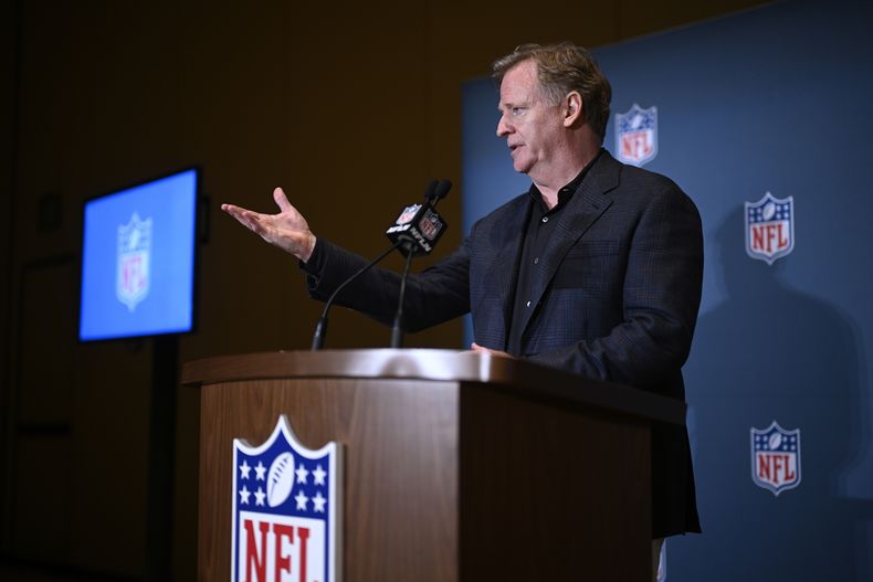 ARCHIVO - Foto del martes 26 de marzo del 2024, el comisionado de la NFL Roger Goodell en conferencia de prensa tras la reunión de dueños de la NFL en Orlando, Florida (AP Foto/Phelan M. Ebenhack, Archivo)