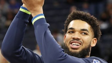 Russell anota 37 en triunfo de Wolves sobre Grizzlies