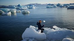 Un niño lanza hielo al mar en Nuuk, Groenlandia, el 11 de marzo de 2025. (Foto AP/Evgeniy Maloletka, Archivo)