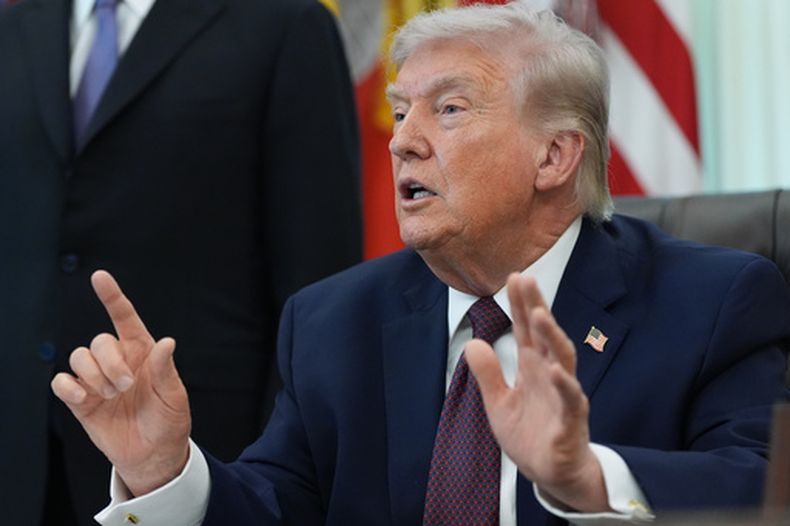 El presidente de EEUU, Donald Trump, responde a preguntas de periodistas en el Despacho Oval de la Casa Blanca, en Washington, el martes 31 de marzo de 2026. (AP Foto/Alex Brandon)