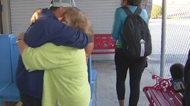 cubanos en la ruta de la libertad se reencuentran con sus familiares en tampa