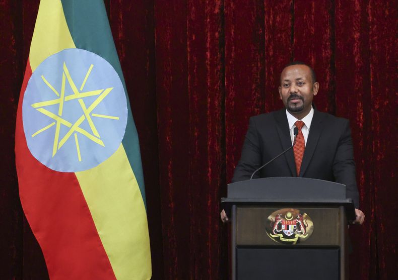 ARCHIVO – El primer ministro de Etiopía, Abiy Ahmed, habla durante un intercambio de notas tras su reunión con el primer ministro de Malasia, Anwar Ibrahim, en Putrajaya, Malasia, el 26 de octubre de 2024. (Hasnoor Hussain/Pool Foto vía AP, Archivo)