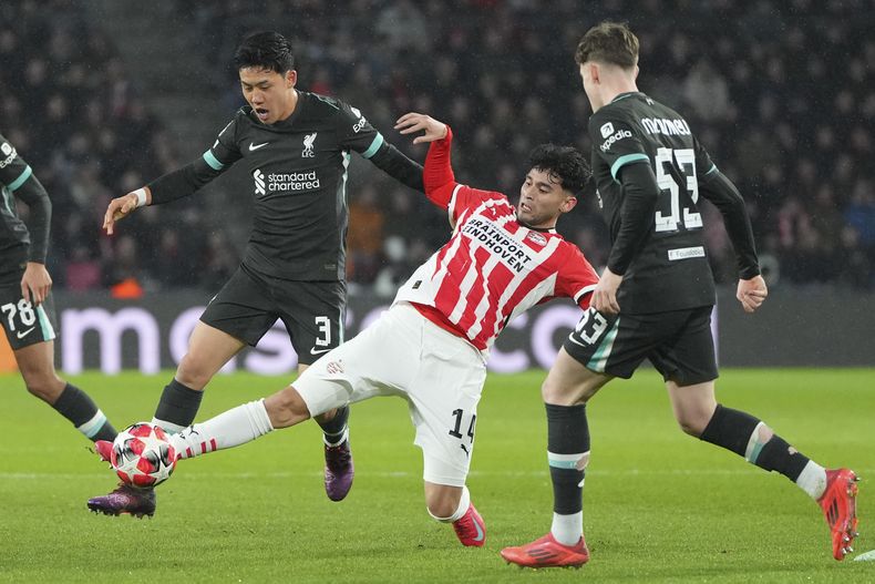 Wataru Endo (izquierda) de Liverpool y Ricardo Pepi de PSV Eindhoven pugnan por el balón durante el partido de la Liga de Campeones, el miércoles 29 de enero de 2025. (AP Foto/Peter Dejong)