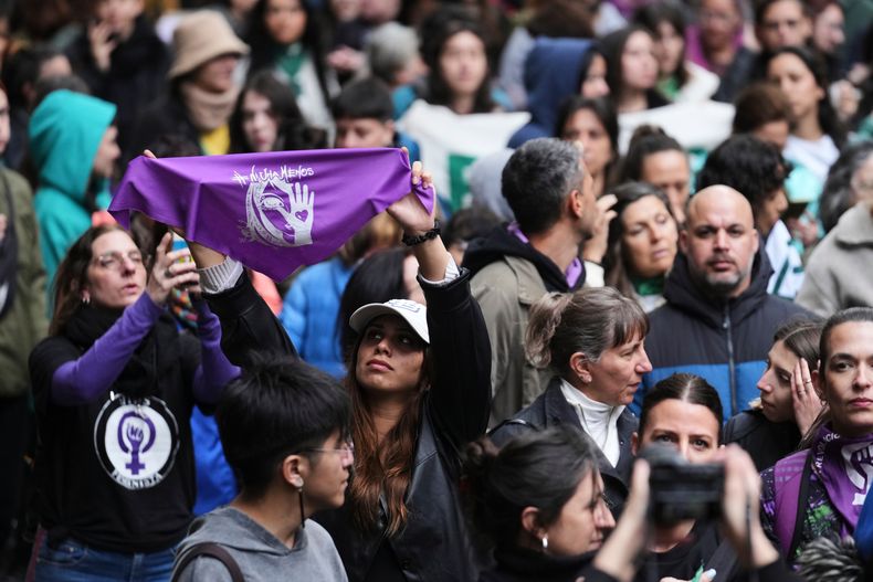 La gente protesta por la tortura y el asesinato de tres jóvenes, Brenda del Castillo, Morena Verdi y Lara Gutiérrez, que las autoridades atribuyen a bandas de narcotraficantes, durante una manifestación convocada por grupos feministas en Buenos Aires, Argentina, el sábado 27 de septiembre de 2025. (Foto AP/Gustavo Garello)