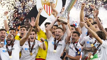 Los jugadores del Sevilla festejan tras conquistar la Liga Europa, por penales ante la Roma, el miércoles 31 de mayo de 2023, en Budapest (AP Foto/Petr David Josek)