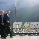 El primer ministro canadiense Mark Carney camina junto al presidente estadounidense Donald Trump tras una foto de grupo en la cumbre del G7, el lunes 16 de junio de 2025, en Kananaskis, Canadá. (AP Foto/Mark Schiefelbein)