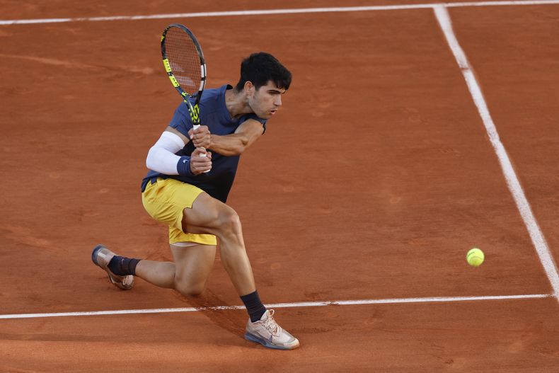 ARCHIVO - El español Carlos Alcaraz devuelve ante Alexander Zverev durante la final masculina del Abierto de Francia, el 9 de junio de 2024, en el complejo Roland Garros de París. (AP Foto/Jean-Francois Badias)