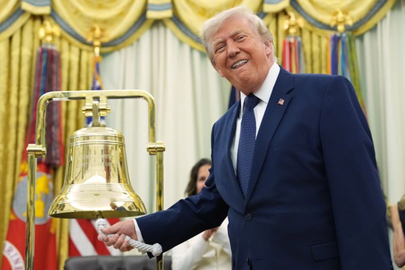 El presidente Donald Trump hace sonar la campana de apertura de la Bolsa de Valores, en la Oficina Oval en la Casa Blanca en Washington, el 6 de julio del 2026. (AP foto/Mark Schiefelbein)
