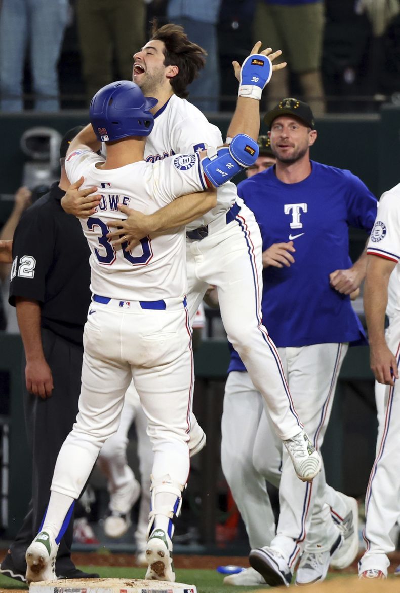 Nathaniel Lowe (30), de los Rangers de Texas, festeja la victoria sobre los Angelinos de Los Ángeles, el sábado 18 de mayo de 2024 (AP Foto/Richard W. Rodriguez)