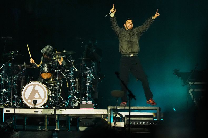 Mike Shinoda, cantante de la banda de rock estadounidense Linkin Park, actúa durante el festival Corona Capital en Ciudad de México, el domingo 16 de noviembre de 2025. (Foto AP/Claudia Rosel)