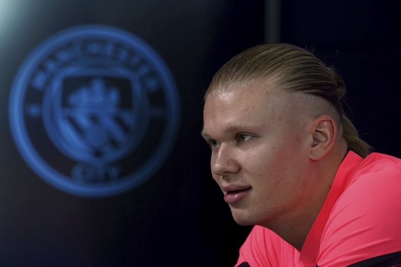 El noruego Erling Haaland, del Manchester City, habla en una conferencia de prensa el martes 5 de marzo de 2024 (Nick Potts/PA via AP)