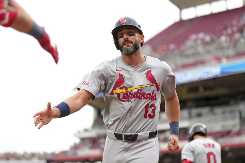 Matt Carpenter de los Cardenales de San Luis celebra con sus compañeros tras batear un jonrón solitario en la tercera entrada del juego ante los Rojos de Cincinnati el miércoles 29 de mayo del 2024. (AP Foto/Jeff Dean)