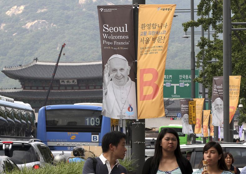 Unos carteles dan la bienvenida al papa Francisco en una calle de Se&uacute;l, Corea del Sur, el lunes 11 de agosto de 2014. (Foto AP/Ahn Young-joon)